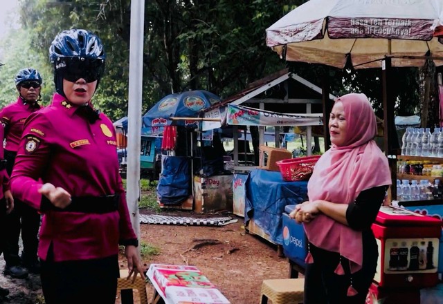 Personel Subdit Wisata Ditpamobvit Polda Sumsel bersama personel Sat Pamobvit Polrestabes Palembang melakukan patroli di objek wisata. (ist)
