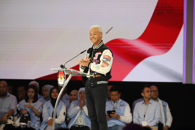 Capres nomor urut 03 Ganjar Pranowo menyampaikan gagasannya saat Debat Kelima Pilpres 2024 di Jakarta Convention Centre (JCC), Jakarta, Minggu (4/2/2024). Foto: Iqbal Firdaus/kumparan