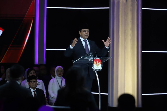 Capres nomor urut 01 Anies Baswedan menyampaikan gagasannya saat Debat Kelima Pilpres 2024 di Jakarta Convention Centre (JCC), Jakarta, Minggu (4/2/2024). Foto: Iqbal Firdaus/kumparan