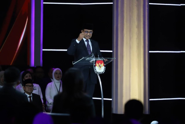 Capres nomor urut 01 Anies Baswedan menyampaikan gagasannya saat Debat Kelima Pilpres 2024 di Jakarta Convention Centre (JCC), Jakarta, Minggu (4/2/2024). Foto: Iqbal Firdaus/kumparan