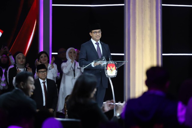 Capres nomor urut 01 Anies Baswedan menyampaikan gagasannya saat Debat Kelima Pilpres 2024 di Jakarta Convention Centre (JCC), Jakarta, Minggu (4/2/2024). Foto: Iqbal Firdaus/kumparan