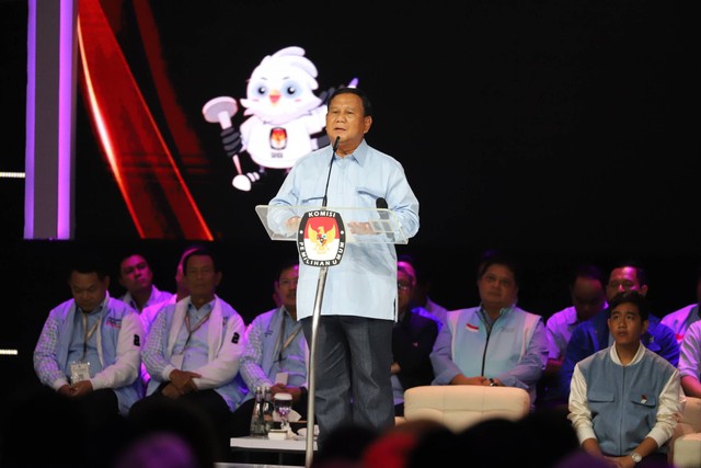 Capres nomor urut 02 Prabowo Subianto menyampaikan gagasannya saat Debat Kelima Pilpres 2024 di Jakarta Convention Centre (JCC), Jakarta, Minggu (4/2/2024). Foto: Iqbal Firdaus/kumparan