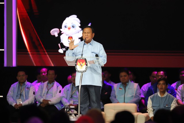 Capres nomor urut 02 Prabowo Subianto menyampaikan gagasannya saat Debat Kelima Pilpres 2024 di Jakarta Convention Centre (JCC), Jakarta, Minggu (4/2/2024). Foto: Iqbal Firdaus/kumparan