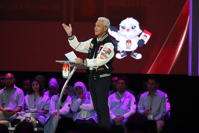 Capres nomor urut 03 Ganjar Pranowo menyampaikan gagasannya saat Debat Kelima Pilpres 2024 di Jakarta Convention Centre (JCC), Jakarta, Minggu (4/2/2024). Foto: Iqbal Firdaus/kumparan