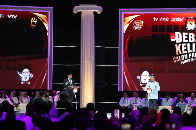 Capres nomor urut 01 Anies Baswedan dan Capres nomor urut 02 Prabowo Subianto saat Debat Kelima Pilpres 2024 di Jakarta Convention Centre (JCC), Jakarta, Minggu (4/2/2024). Foto: Iqbal Firdaus/kumparan