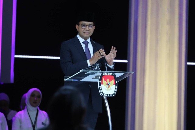 Capres nomor urut 01 Anies Baswedan menyampaikan gagasannya saat Debat Kelima Pilpres 2024 di Jakarta Convention Centre (JCC), Jakarta, Minggu (4/2/2024). Foto: Iqbal Firdaus/kumparan