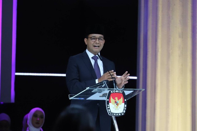 Capres nomor urut 01 Anies Baswedan menyampaikan gagasannya saat Debat Kelima Pilpres 2024 di Jakarta Convention Centre (JCC), Jakarta, Minggu (4/2/2024). Foto: Iqbal Firdaus/kumparan