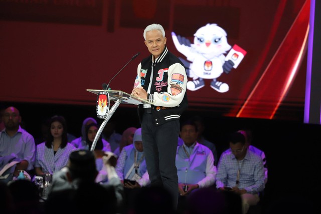 Capres nomor urut 03 Ganjar Pranowo menyampaikan gagasannya saat Debat Kelima Pilpres 2024 di Jakarta Convention Centre (JCC), Jakarta, Minggu (4/2/2024). Foto: Iqbal Firdaus/kumparan