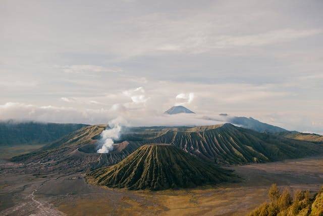 Ciri khas gunung api maar. Foto hanya ilustrasi. Sumber: Pexels/Julia Volk