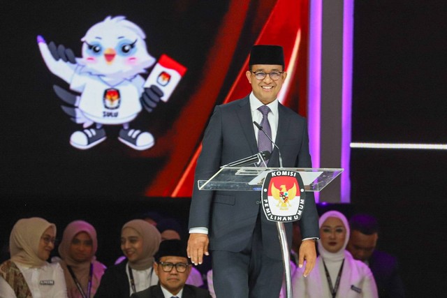 Capres nomor urut 01 Anies Baswedan saat Debat Kelima Pilpres 2024 di Jakarta Convention Centre (JCC), Jakarta, Minggu (4/2/2024). Foto: Iqbal Firdaus/kumparan