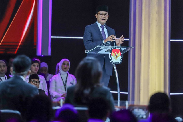 Capres nomor urut 01 Anies Baswedan saat Debat Kelima Pilpres 2024 di Jakarta Convention Centre (JCC), Jakarta, Minggu (4/2/2024). Foto: Iqbal Firdaus/kumparan