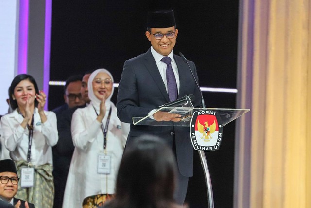 Capres nomor urut 01 Anies Baswedan saat Debat Kelima Pilpres 2024 di Jakarta Convention Centre (JCC), Jakarta, Minggu (4/2/2024). Foto: Iqbal Firdaus/kumparan