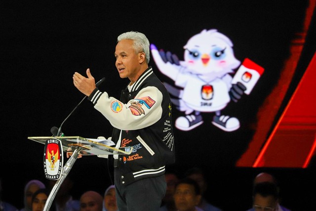 Capres nomor urut 03 Ganjar Pranowo menyampaikan gagasannya saat Debat Kelima Pilpres 2024 di Jakarta Convention Centre (JCC), Jakarta, Minggu (4/2/2024). Foto: Iqbal Firdaus/kumparan