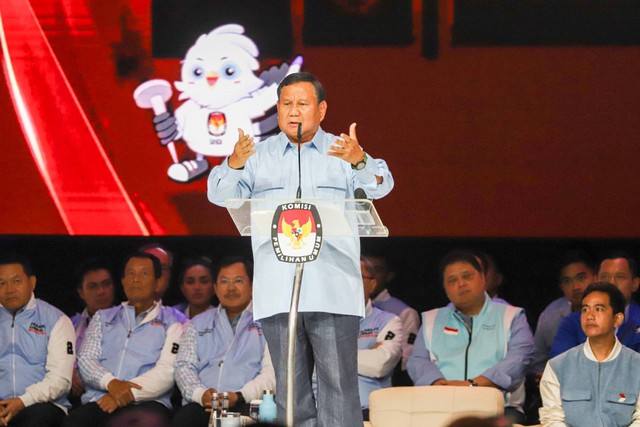 Capres nomor urut 02 Prabowo Subianto menyampaikan gagasannya saat Debat Kelima Pilpres 2024 di Jakarta Convention Centre (JCC), Jakarta, Minggu (4/2/2024). Foto: Iqbal Firdaus/kumparan