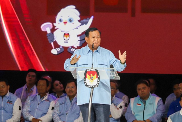 Capres nomor urut 02 Prabowo Subianto menyampaikan gagasannya saat Debat Kelima Pilpres 2024 di Jakarta Convention Centre (JCC), Jakarta, Minggu (4/2/2024). Foto: Iqbal Firdaus/kumparan