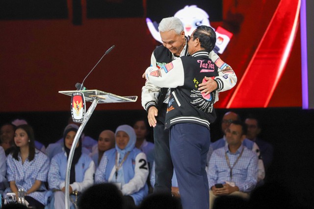 Capres dan Cawapres nomor urut 03 Ganjar Pranowo dan Mahfud MD saat Debat Kelima Pilpres 2024 di Jakarta Convention Centre (JCC), Jakarta, Minggu (4/2/2024). Foto: Iqbal Firdaus/kumparan