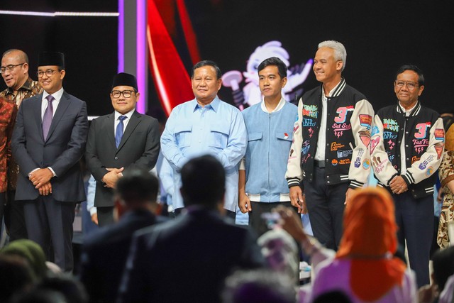 Suasana saat pasangan Capres dan Cawapres foto bersama di Debat Kelima Pilpres 2024 di Jakarta Convention Centre (JCC), Jakarta, Minggu (4/2/2024). Foto: Iqbal Firdaus/kumparan