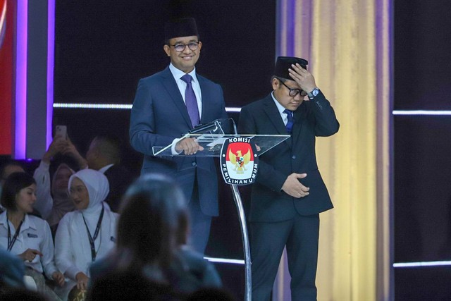 Capres dan Cawapres nomor urut 01 Anies Baswedan dan Muhaimin Iskandar saat Debat Kelima Pilpres 2024 di Jakarta Convention Centre (JCC), Jakarta, Minggu (4/2/2024). Foto: Iqbal Firdaus/kumparan