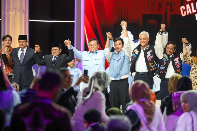Suasana saat pasangan Capres dan Cawapres berjabat tangan di Debat Kelima Pilpres 2024 di Jakarta Convention Centre (JCC), Jakarta, Minggu (4/2/2024). Foto: Iqbal Firdaus/kumparan