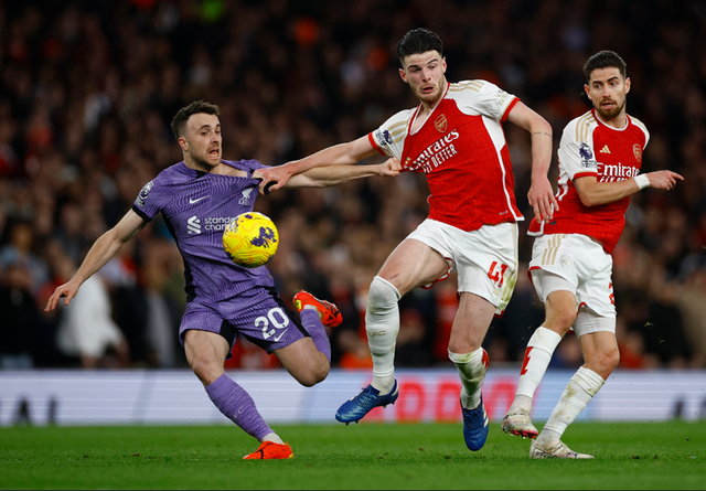 Arsenal vs Liverpool dalam pertandingan lanjutan Liga Inggris 2023/24 di Emirates Stadium, London, Minggu (4/2) malam WIB. Foto: Reuters/John Sibley