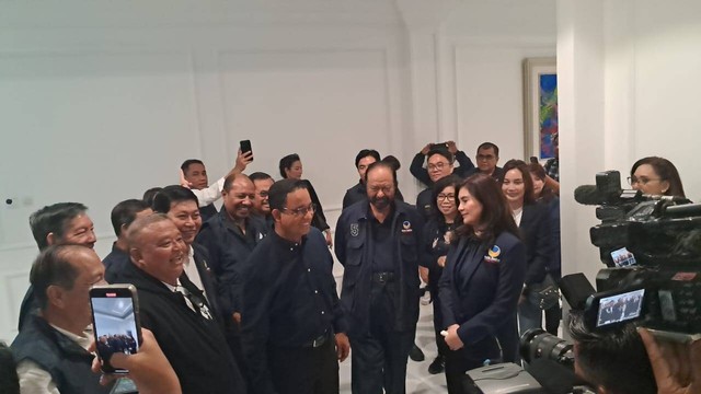 Capres 01 Anies Baswedan disambut Ketum NasDem Surya Paloh di NasDem Tower Sulut, Senin (5/2). Foto: Annisa Thahira Madina/kumparan