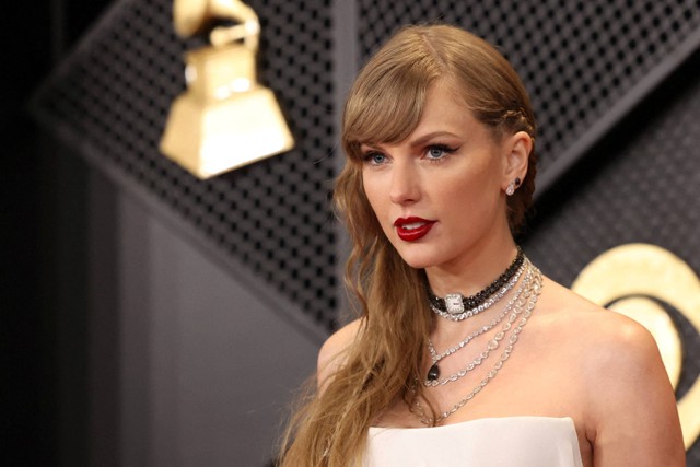 Taylor Swift menghadiri Grammy Awards ke-66 di Los Angeles, California, Amerika Serikat, Minggu (4/2/2024). Foto: Mario Anzuoni/REUTERS