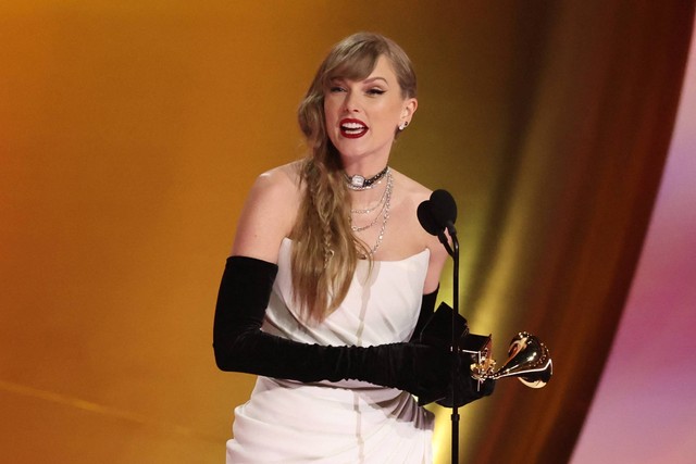 Taylor Swift menerima penghargaan Album Vokal Pop Terbaik pada Grammy Awards ke-66 di Los Angeles, California, Amerika Serikat, Minggu (4/2/2024). Foto: Mike Blake/REUTERS