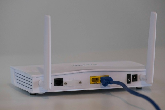 Harga router WiFi IndiHome terbaru 2024. Foto: Compare Fibre/Unsplash 