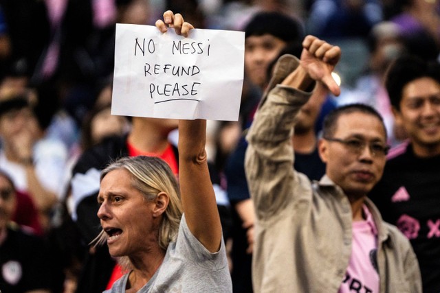 Reaksi fans saat pertandingan sepak bola persahabatan antara Tim Hong Kong dan Inter Miami CF di Stadion Hong Kong di Hong Kong, Minggu (4/2/2024). Foto: Louise Delmotte/AP