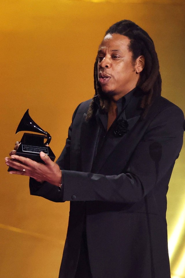 Jay Z menerima Penghargaan Dampak Global Dr. Dre pada Grammy Awards ke-66 di Los Angeles, California, Amerika Serikat, Minggu (4/2/2024). Foto: Mike Blake/REUTERS