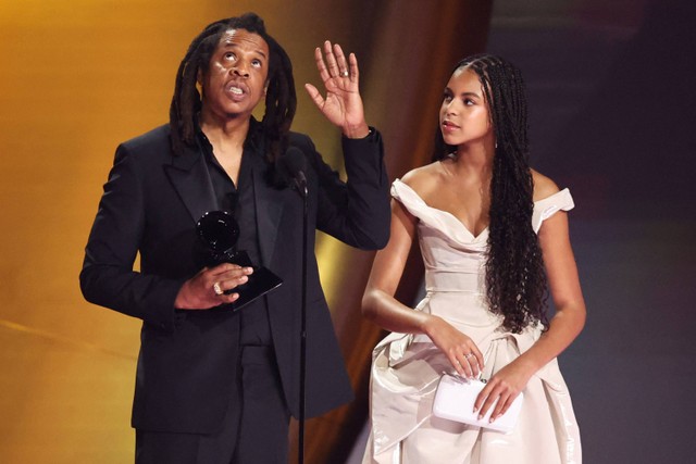 Jay Z menerima Penghargaan Dampak Global Dr. Dre pada Grammy Awards ke-66 di Los Angeles, California, Amerika Serikat, Minggu (4/2/2024). Foto: Mike Blake/REUTERS
