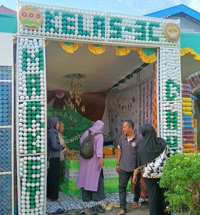 Salah satu stand yang terbuat dari bahan daur ulang di Market Day SD Bawamai Pontianak. Foto: Dok. Hi!Pontianak