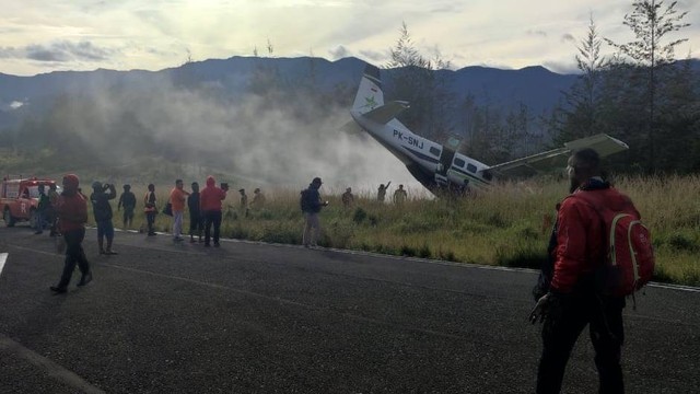 Pesawat Smart Air kecelakaan di Bandara Aminggaru, Papua, Senin (05/2/2024). Foto: Dok. Istimewa