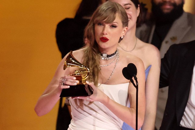Taylor Swift menerima penghargaan Album of the Year untuk Midnights pada Grammy Awards ke-66 di Los Angeles, California, Amerika Serikat, Minggu (4/2/2024). Foto: Mike Blake/REUTERS