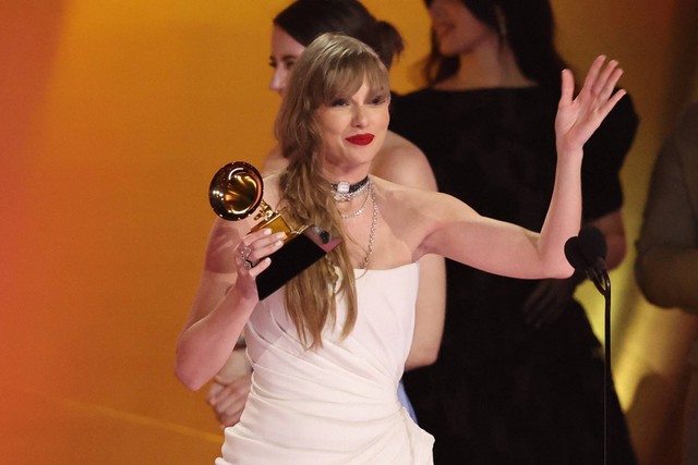 Taylor Swift menerima penghargaan Album of the Year untuk Midnights pada Grammy Awards ke-66 di Los Angeles, California, Amerika Serikat, Minggu (4/2/2024).
 Foto: Mike Blake/REUTERS