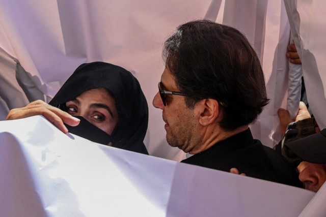 Mantan Perdana Menteri Pakistan, Imran Khan (kanan) bersama istrinya Bushra Bibi (kiri). Foto: Arif ALI/AFP