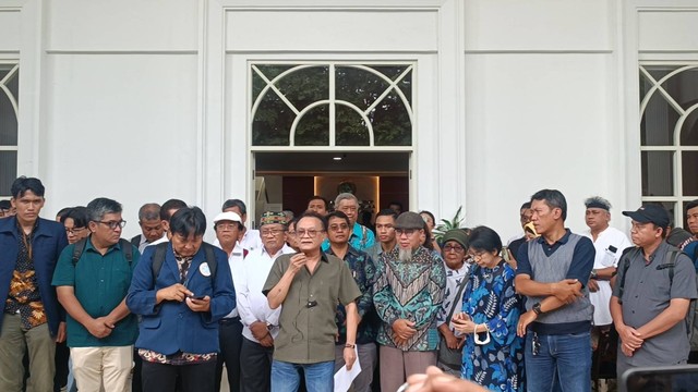 Prof. Dr. Hotman Siahaan membacakan pernyataan sikap Unair, Senin (5/2/2024). Foto: Farusma Okta Verdian/kumparan