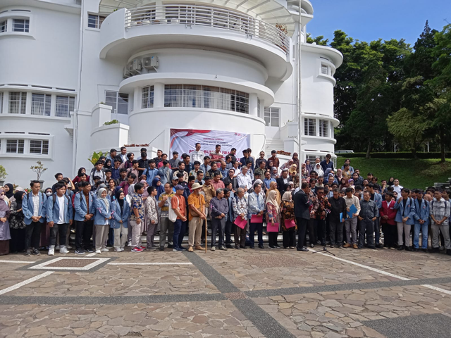 Forum sivitas Universitas Pendidikan Indonesia (UPI) sampaikan Petisi Bumi Siliwangi, Senin (5/2/2024). Foto: Dok. Istimewa