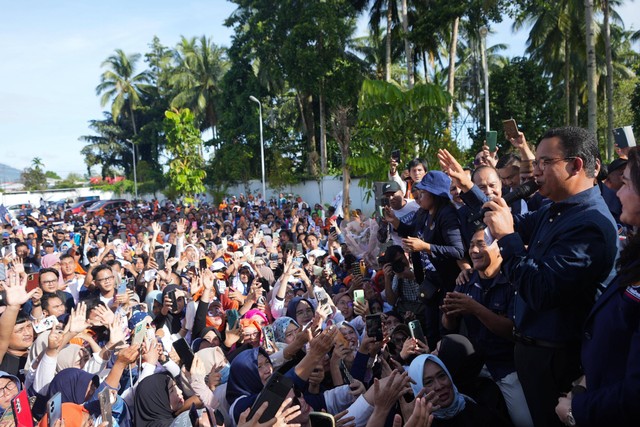 Capres nomor urut 01 Anies Baswedan sambut massa pendukung di Kantor NasDem Tower, Manado, Sulawesi Utara, Senin (5/2/2024). Foto: Dok. Istimewa