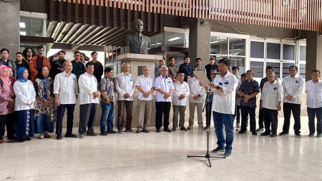 Civitas academica Institut Teknologi Sepuluh November (ITS) Surabaya menyampaikan penyataan sikap 'Seruan Kampus Perjuangan: Menjaga Integritas Berbangsa, Merawat Demokrasi', Senin (5/2/2024). Foto: Farusma Okta Verdian/kumparan