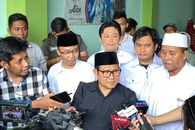 Cawapres nomor urut 02 Muhaimin Iskandar atau Cak Imin sowan ke Rois Syuriah PCNU Kota Solo, KH Sofwan Fauzi di Ponpes Darul Karomah di Solo, Senin (5/2/2024). Foto: Haya Syahira/kumparan