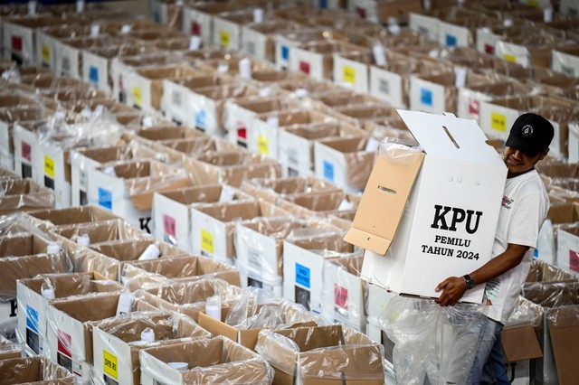 Petugas KPPS memindahkan kotak suara Pemilu 2024 di gudang logistik KPU Jakarta Pusat, GOR Cempaka Putih, Jakarta, Senin (5/2/2024). Foto: Erlangga Bregas Prakoso/ANTARA