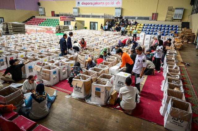 Petugas Kelompok Panitia Pemungutan Suara (KPPS) memeriksa kelengkapan logistik Pemilu 2024 di gudang logistik KPU Jakarta Pusat, GOR Cempaka Putih, Jakarta, Senin (5/2/2024). Foto: Erlangga Bregas Prakoso/ANTARA FOTO