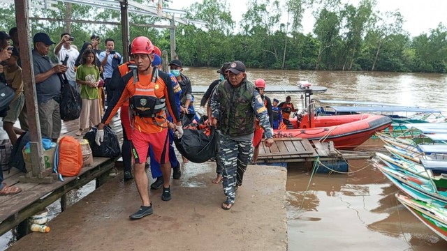 Tim SAR saat mengevakuasi jenazah korban kecelakaan speedboat Sinar Agung dan getek di perairan Tanjung Serai, Foto : BASARNAS