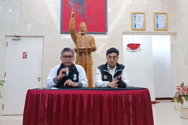 Konferensi pers oleh Sekjen PDIP Hasto Kristiyanto dan Jubir TPN Aryo Seno Bagaskoro di DPP PDIP, Menteng, Jakpus, Senin (5/2/2024). Foto: Thomas Bosco/kumparan