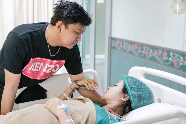 Momen kelahiran anak Denny Caknan dan Bella Bonita. Foto: Instagram/@denny_caknan