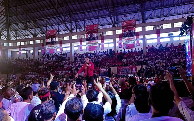 Ketua Umum Partai Solidaritas Indonesia (PSI) Kaesang Pangarep dalam acara kampanye tema "Mawar Melawan" di Bali, Senin (5/2/2024). Foto: Denita BR Matondang/kumparan