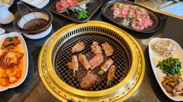 Aneka hidangan bbq di restoran 'Gyu-Shige' di Arena Square Gatot Subroto, Jakarta Selatan, Senin (5/2/2024). Foto: Azalia Amadea/kumparan