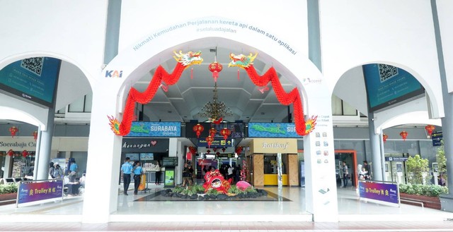 Ornamen Naga yang menghiasi Stasiun Surabaya Gubeng.