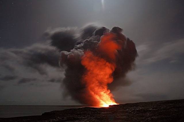 Ilustrasi ciri-ciri gunung api yang akan meletus. Foto: Pixabay.